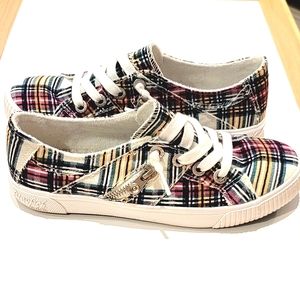 Blowfish Malibu women's fruit zip sneaker ( Cream Ivy League Plaid) size 7